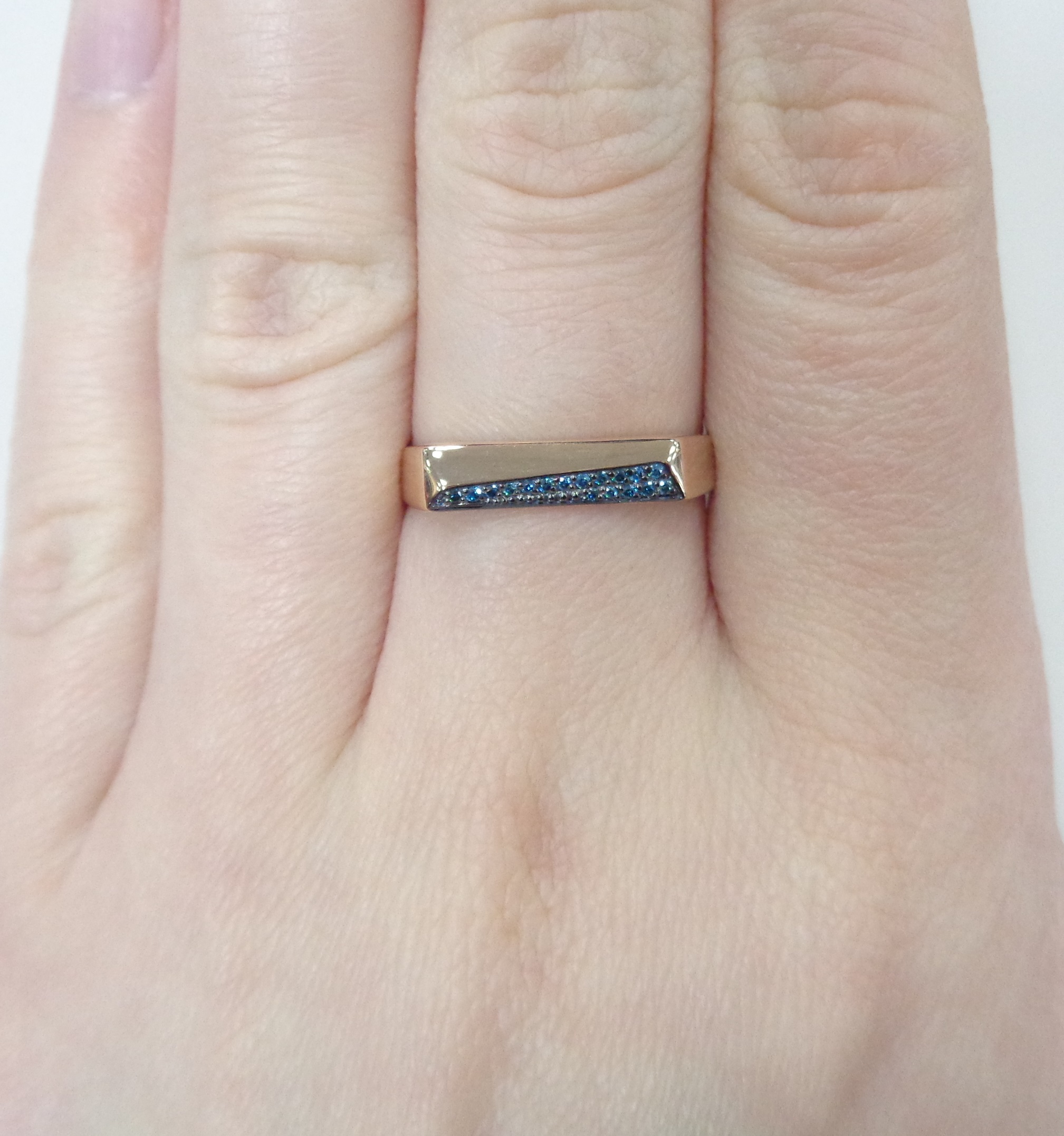 Кольцо из золота с голубыми бриллиантами